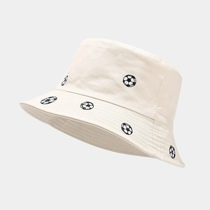 Détail du bob en toile crème avec broderie de football noire et blanche précise