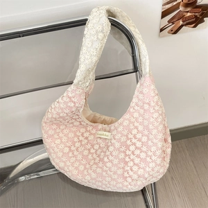 Detailstruktur der rosa Blumen-Spitze-Netzstofftasche für Damen in großer Ausführung