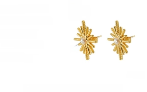 Détail de boucles d'oreilles étoile en acier inoxydable avec perle et placage d'or