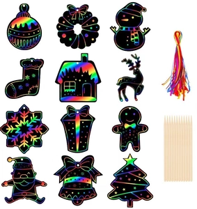 Détail du kit de 12 pièces de grattage de Noël arc-en-ciel avec rubans et outils en bois