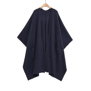 Cape poncho longue en tricot bleu foncé pour femme avec deux poches et coupe ample