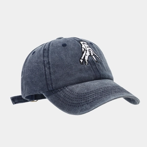 Gros plan d'une casquette de baseball vintage en coton gris foncé avec broderie