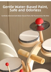 Dettaglio del set di strumenti musicali Orff in legno con tamburi e piatti per bambini