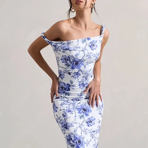 Détail de l'imprimé floral bleu et du design élégant à épaule dénudée sur une robe ajustée