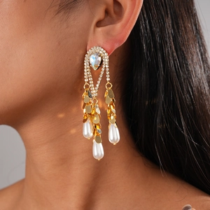 Vue détaillée de longues boucles d'oreilles plaquées or 18k avec cristaux et perles