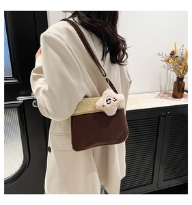 Sac bandoulière marron en similicuir avec rabat en laine bouclée et charm ourson rose