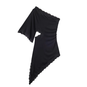 Robe noire asymétrique à une épaule avec dentelle élégante et découpe à la taille