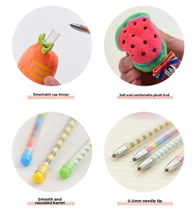 Dettaglio punta da 0,5mm e fusto a strisce con decorazioni di frutta in peluche e fiocco