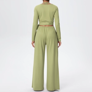 Vue arrière du haut croisé vert avec lien à nouer et pantalon large taille haute