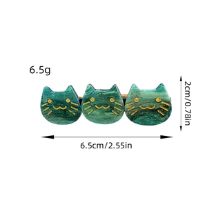 Cat-shaped acetate hair clip in green marble finish with dimensions 6.5cm by 2cm