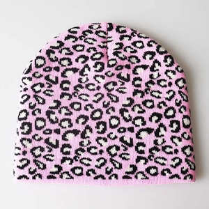 Detailansicht der rosa Beanie-Mütze mit Leopardenmuster und weicher Jacquard-Struktur