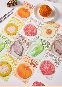 Flache Ansicht realistischer Haftnotizen in Lebensmittelform mit Kürbis- und Maismotiven