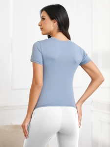 Rückansicht des schmal geschnittenen blauen Yoga-T-Shirts aus elastischem Funktionsmaterial