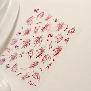 Macro di adesivi per unghie 3D goffrati rosso e argento con fuochi d'artificio su seta bianca