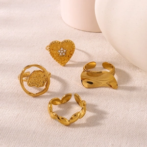 Set of 4 irregular golden heart and geometric rings with vintage aesthetic