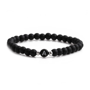 Bracelet en perles de pierre noire mate 6mm avec breloque cœur lettre A argentée