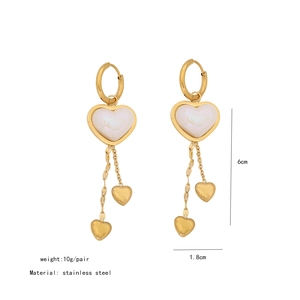 Detail of golden stainless steel heart earrings with pearl inlay and size specifications