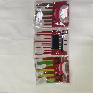 Vue à plat d'un chemin de table de Noël et de sets de table emballés pour décoration festive