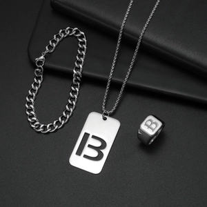 Detailsicht des silbernen Edelstahl-Schmucksets mit Buchstabe-B-Anhänger und Panzerkette