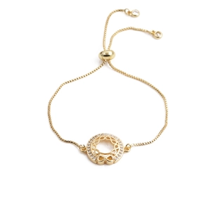 Dettaglio bracciale infinito dorato con pavé di zirconi bianchi e catena regolabile