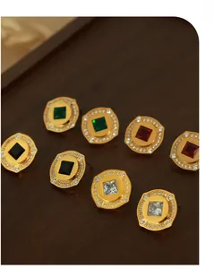 Nahaufnahme von Vintage-Ohrsteckern mit Goldbeschichtung und bunten Zirkonsteinen