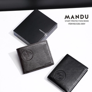 Dettaglio di portafogli da uomo bifold con trama litchi e logo in confezione regalo