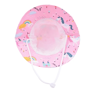 Detailansicht des rosa Kinderhuts mit verstellbarem Windband und Einhorn-Mustern