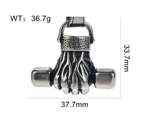 Nahaufnahme des Hantel-Faust-Anhängers mit Details zu 33,7 mm Höhe und 37,7 mm Breite