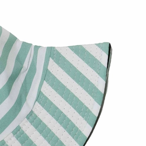 Détail du chapeau de soleil à rayures vert menthe avec coutures parallèles renforcées