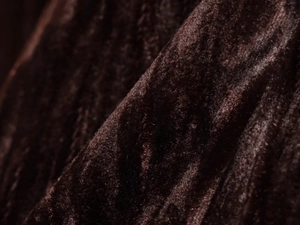 Gros plan sur un tissu en velours haut de gamme montrant texture et plis doux