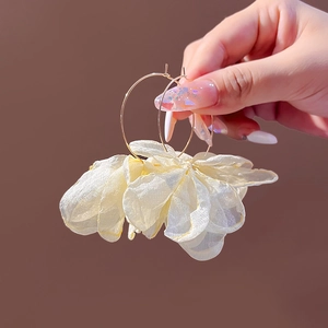 Eleganti orecchini a cerchio con fiori in tessuto champagne e anelli di metallo