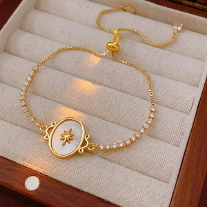 Bracelet élégant plaqué or 18k avec nacre et motif étoile sur fond de velours