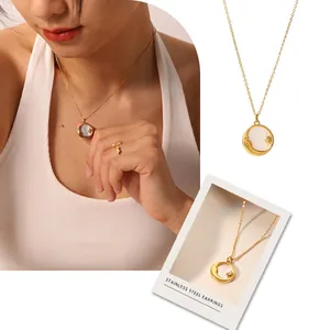 Collier vintage français en acier inoxydable plaqué or 18k avec pendentif lune en nacre