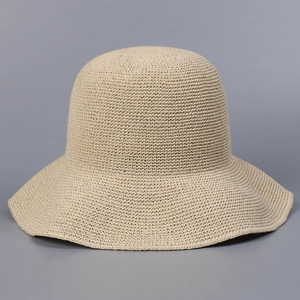 Minimalistischer beiger handgehäkelter Sonnenhut mit breiter Krempe für den Sommer