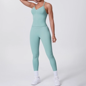 Detailansicht vom minzgrünen Yoga-Set mit V-Ausschnitt Sport-BH und hoher Leggings