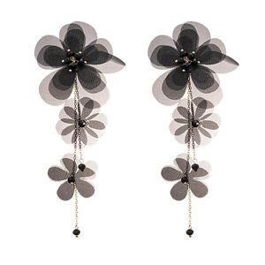 Orecchini lunghi con fiori in chiffon nero e petali in rete con dettagli oro