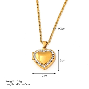 Dettaglio del medaglione a cuore placcato oro 18k con strass e misure della catena a fune