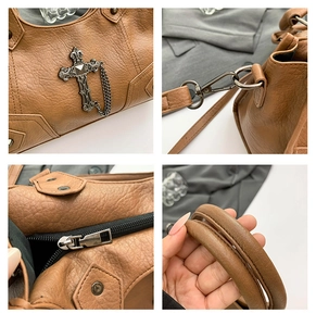 Detail der braunen Punk-Ledertasche mit Metallkreuz-Anhänger und silbernen Nieten