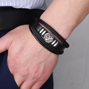Bracelet multicouche en cuir noir tressé pour homme avec ornement boussole argenté