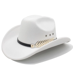 Dettaglio del cappello da cowboy in feltro bianco con fascia nera e fibbia a piuma d'oro