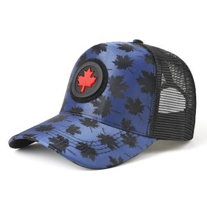 Cappellino da baseball in rete blu con motivo a foglia d'acero nero e toppa rossa