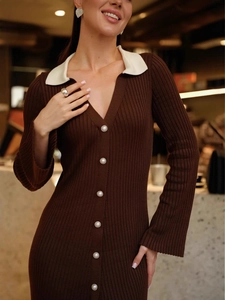 Robe longue en maille marron foncé ajustée avec col polo et boutons en perles