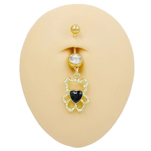 Piercing nombril ours doré avec gemme transparente et cœur noir sur modèle silicone