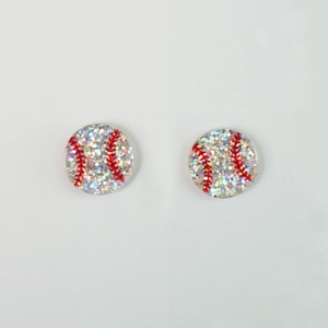 Boucles d'oreilles baseball scintillantes avec coutures rouges sur fond blanc pur