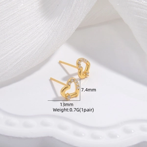 Eleganti orecchini a lobo a forma di cuore in oro con zirconi su sfondo bianco