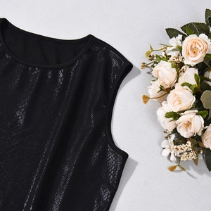 Detalle del cuello de top negro de malla sin mangas con decoración floral de rosas