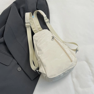 Borsa a tracolla versatile in pelle PU color crema e piccolo zaino con fibbie argento