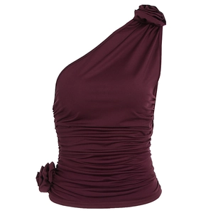 Detail eines burgunderroten One-Shoulder-Tops mit handgefertigten Blumen und Raffungen