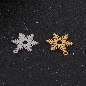 Détails des pendentifs flocons de neige en acier inoxydable en finitions or et argent