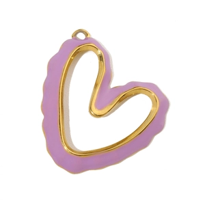 Détail d'un pendentif cœur doré avec bordure en émail violet et perle pour bijoux DIY